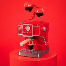 Power Espresso 20 Tradizionale Light Red Machine à café express qui prépare du café expresso et du cappuccino, avec 20 bars, un manomètre et une buse vapeur orientable.