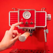 Power Espresso 20 Tradizionale Light Red Machine à café express qui prépare du café expresso et du cappuccino, avec 20 bars, un manomètre et une buse vapeur orientable.