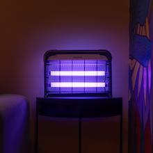 ByeFly 5000 Destroy Lampada elettrica ammazzamosche e antizanzare con due tubi di luce ultravioletta con una potenza di 20W. Include una catena per essere appesa.