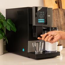 Cremmaet Compactccino Black Silver Kompakter Kaffeevollautomat mit 19 Bar, Milchtank und Thermoblock-System.