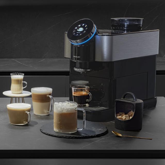 Cecotec Cremmaet Spin en cocina con varias bebidas de café