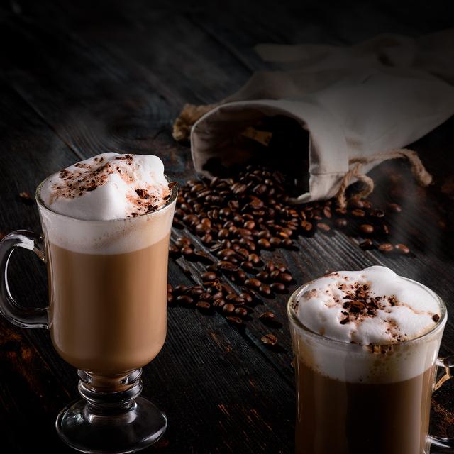 FreeStyle Latte Cafetera espresso con tanque de leche muy compacta 4 en 1. Apta para café molido y cápsulas Dolce Gusto, Nespresso y K-fee.