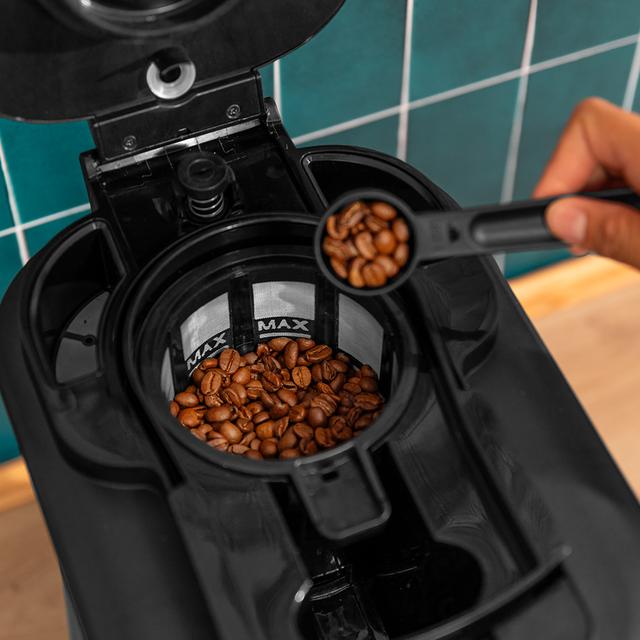 Coffee 66 Grind & Drop Macchina da caffè americano da 12 tazze con rifiniture in acciaio inossidabile e intensificatore di aroma. Cafetière numérique idéale pour remplir 12 tasses avec une finition en acier inoxydable et un intensificateur d’arômes. Digitaler Filterkaffeemaschine für 12 Tassen mit Edelstahl-Finish. Máquina de café de filtro, para 12 chávenas, com acabamentos em aço inoxidável e intensificador de aroma.