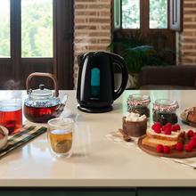 Hervidor de agua de 1,7 litros de capacidad, libre de BPA y con 2200 W.