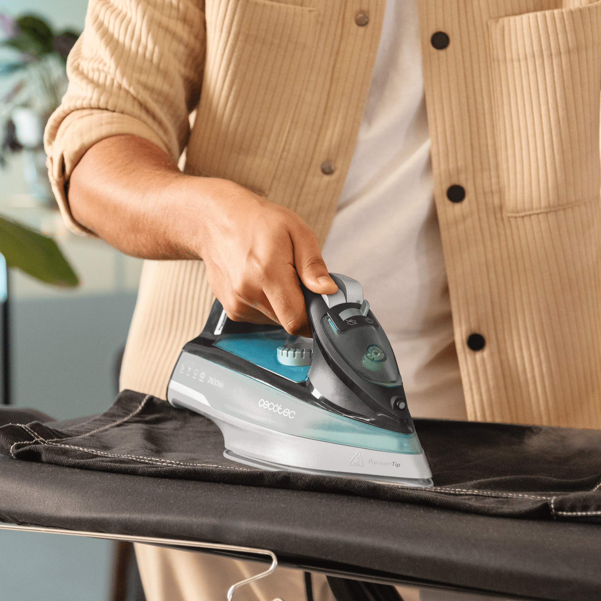 Plancha Cecotec IronHero 2600 Force planchando tejido oscuro