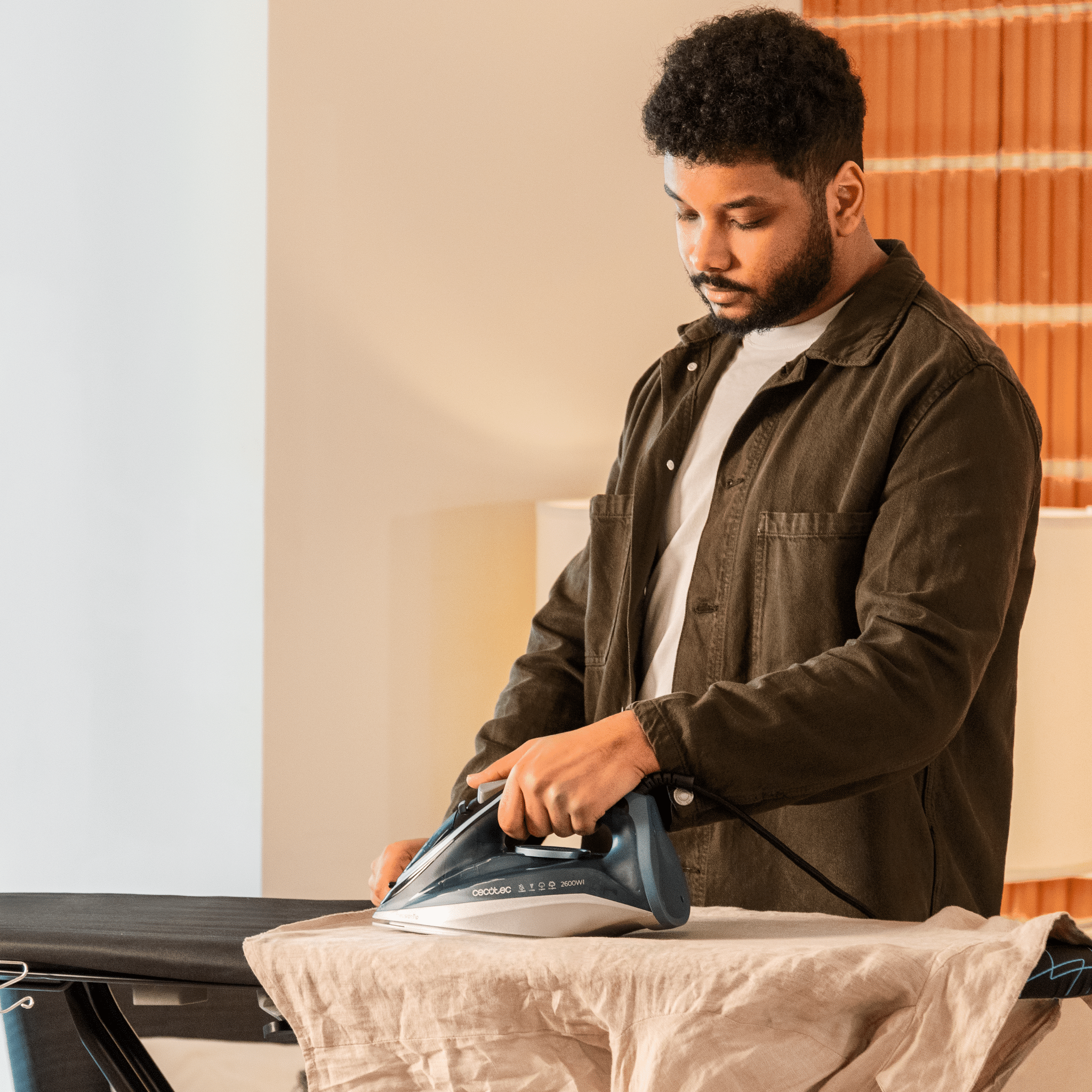 Cecotec IronHero 2600 Vital planchando una prenda