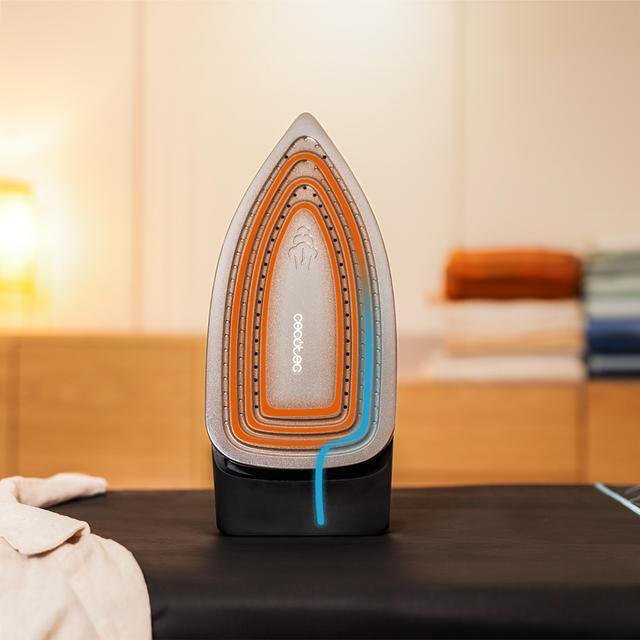 Detalle de la suela caliente de la plancha CECOTEC IronHero 3000 Sauna i-Pump