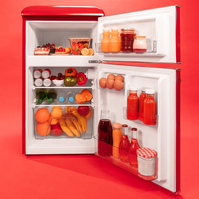 Bolero CoolMarket 2D Origin 86 Red E Mini-réfrigérateur rétro rouge à deux portes, 89,3 cm de hauteur et 48,7 cm de largeur avec une capacité de 86 litres, classe énergétique E, éclairage intérieur LED et poignée chromée.