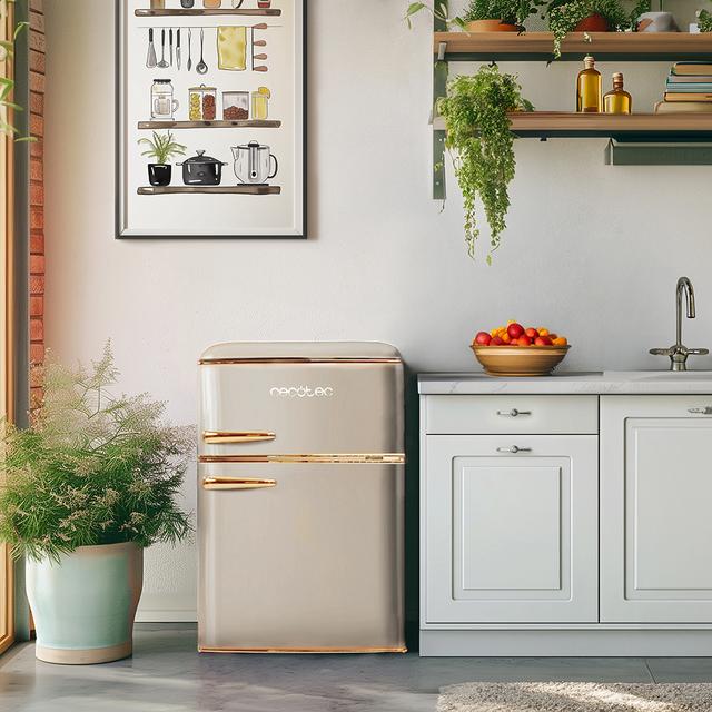 Bolero CoolMarket 2D Origin 86 Beige E Minifrigo retrò beige doppio sportello, alto 89,3 cm e largo 48,7 cm, con capacità di 86 litri, classe energetica E, interno a LED e maniglia cromata gold.