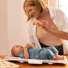 Nana BabyCare SmartWeight 60 x 25 cm: la bilancia è dotata di un'ampia superficie d'appoggio su cui è possibile ottenere una misurazione accurata dell’altezza e del peso dei neonati.