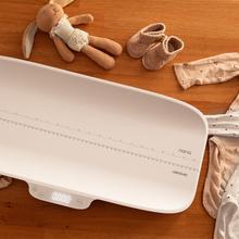 Nana BabyCare SmartWeight 60 x 25 cm: la bilancia è dotata di un'ampia superficie d'appoggio su cui è possibile ottenere una misurazione accurata dell’altezza e del peso dei neonati.