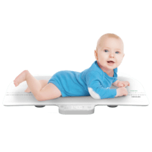 Nana BabyCare SmartWeight 60 x 25 cm : le pèse-bébé dispose d'une grande surface sur laquelle vous pouvez obtenir une mesure précise de la taille et le poids de votre bébé.