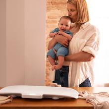 Nana BabyCare SmartWeight 60 x 25 cm: la bilancia è dotata di un'ampia superficie d'appoggio su cui è possibile ottenere una misurazione accurata dell’altezza e del peso dei neonati.