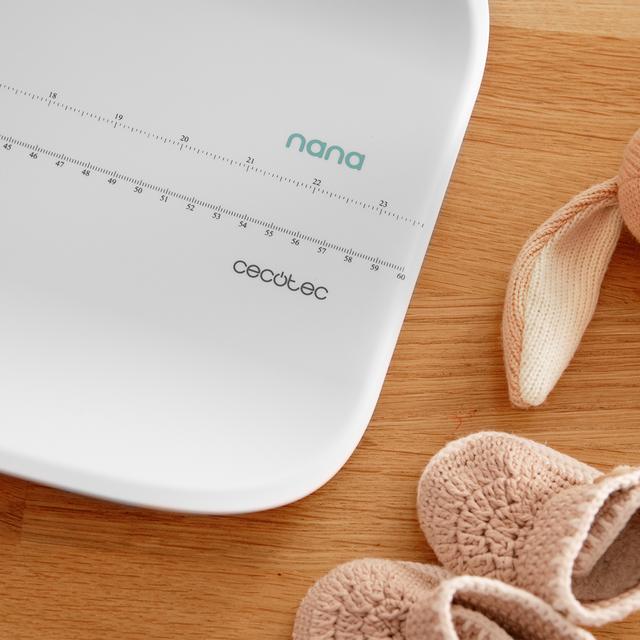 Nana BabyCare SmartWeight 60 x 25 cm: a balança tem uma grande superfície de base sobre a qual pode obter uma medição exacta da altura e do peso.