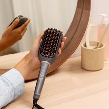 InstantCare SquareBrush Brosse lissante carrée avec température réglable (130-210 °C), revêtement en céramique et câble pivotant à 360°.