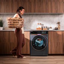Bolero DressCode 12980 Direct Drive Steel A Lavadora de 12 kg color Steel y clase A, con motor Direct Drive y  1400 rpm. Con pantalla FullColor y acabados en imitación cuero, puerta XXL, luz Interior UV y exterior y funciones SteamMax, Spa Care, Delay End, Favourites, Drum Clean Plus, Stop&Go, y función bloqueo y desbloqueo de puerta