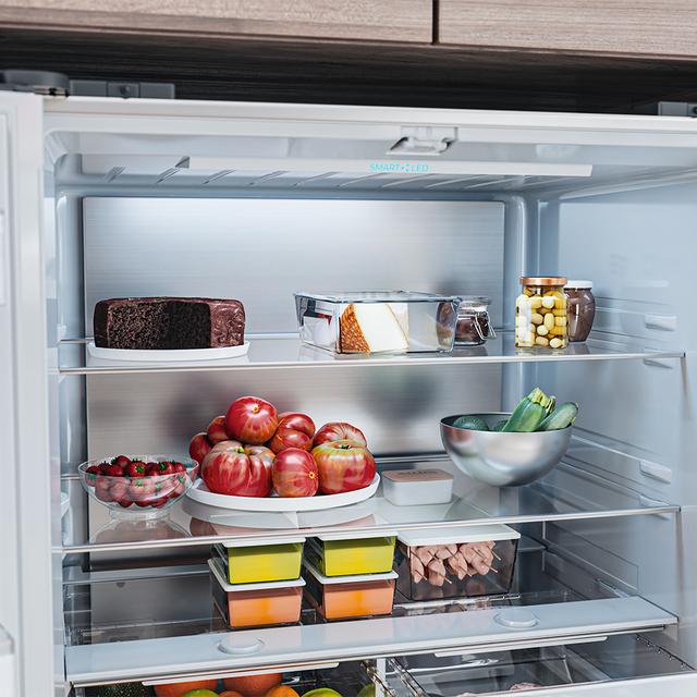Bolero CoolMarket 4D 601 Black Glass E Frigorífico de 4 Puertas cristal negro, Capacidad de 601 Litros, Ancho de 90.5 cm alto de 177.5 cm, Sistema de conservación Total NoFrost, MetalFlex Cooling, Cajón Control de Humedad y Cajón temp. variable 0ºC A 7ºC, Motor Inverter Plus silencioso y de bajo consumo, Display digital exterior, Clasificación energética Clase E, Funciones Fast Cooling y Fast Freezing, Alarma de puerta Abierta y Alarma temperatura y mal funcionamiento, Modo ECO