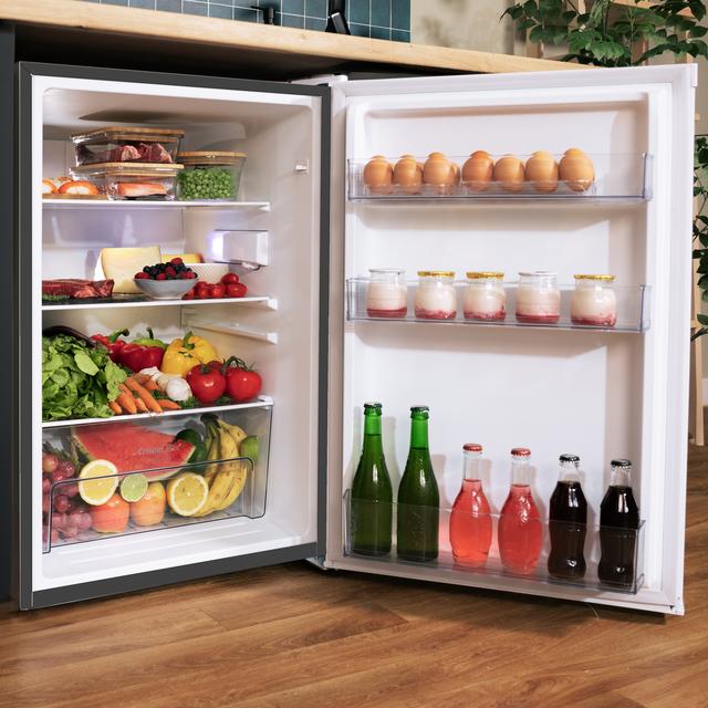 Bolero CoolMarket TT 133 L Inox Mini frigorífico inox de 83,5 cm de alto y 55,1 cm de ancho con capacidad de 133L, clase energética E, Crisper Box, Luz LED interior, función defrost y control temperatura mecánico.