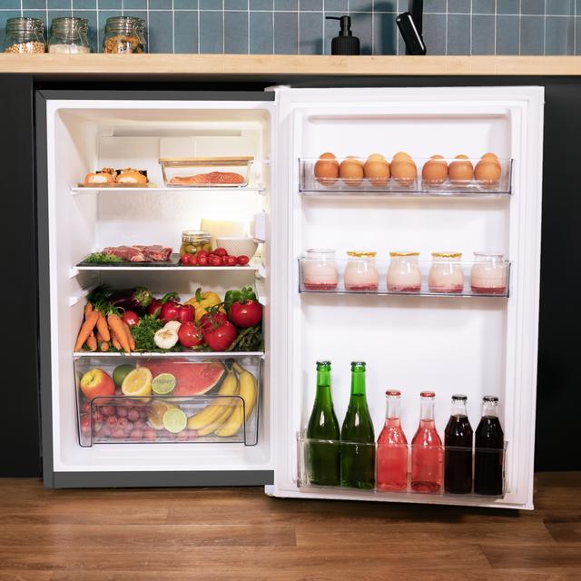 Bolero CoolMarket TT 133 L Inox Mini frigorífico inox de 83,5 cm de alto y 55,1 cm de ancho con capacidad de 133L, clase energética E, Crisper Box, Luz LED interior, función defrost y control temperatura mecánico.