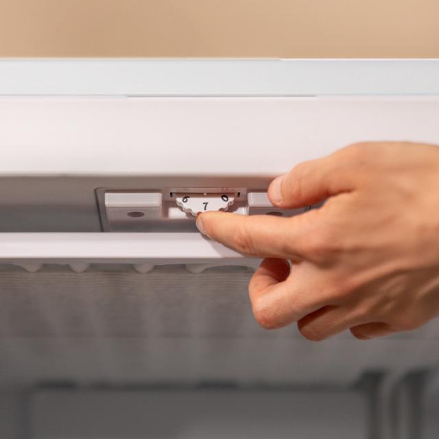 Bolero CoolMarket TF 87 White Congelador vertical sobremesa blanco de 83,6 cm de alto y 50,6 cm de ancho con gran capacidad de 87L y clase energética E.