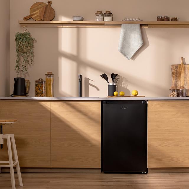 Bolero CoolMarket TF 87 Black Congelador vertical sobremesa negro de 83,6 cm de alto y 50,6 cm de ancho con gran capacidad de 87L y clase energética E.
