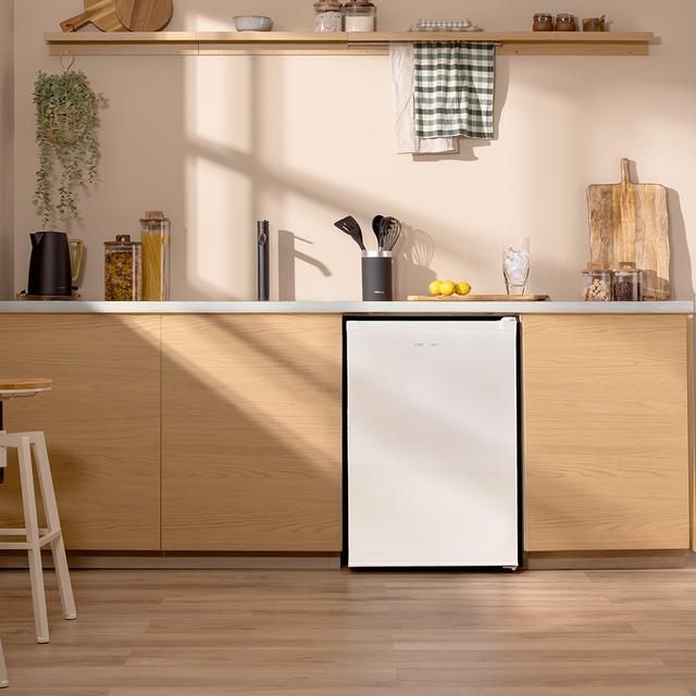 Bolero CoolMarket TF 97 White Congelador vertical sobremesa blanco de 83,5 cm de alto y 55,1 cm de ancho con gran capacidad de 97L y clase energética E.