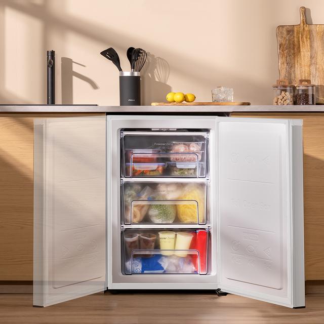 Bolero CoolMarket TF 97 White Congelador vertical sobremesa blanco de 83,5 cm de alto y 55,1 cm de ancho con gran capacidad de 97L y clase energética E.