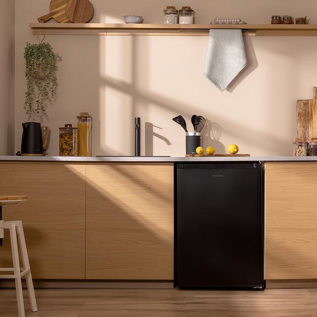 Bolero CoolMarket TF 97 Black Congelador vertical sobremesa negro de 83,5 cm de alto y 55,1 cm de ancho con gran capacidad de 97L y clase energética E.