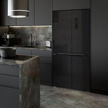 Bolero CoolMarket 4D 436 Black Glass E Frigorífico 4 puertas cristal negro, 183cm alto y 83,6cm ancho, capacidad 436L, compresor Inverter Plus, Total No Frost, Alarma de puerta abierta, clase energética E. Además, cuenta con distintos modos como Fast Cooling y Fast Freezing, así como sistemas como MultiAirFlow, Metal Cooling y Modo Vacaciones.