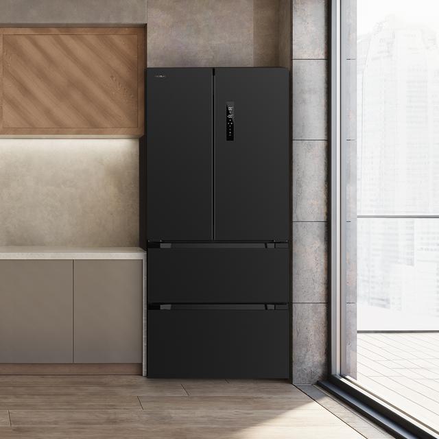 Bolero CoolMarket FD 436 Dark E Geladeira Dark 4 portas estilo francês, com grande capacidade de 510 L, 183 cm de altura, 84 cm de largura, classe energética E e inverter mais compressor. Além disso, possui diversos modos como Fast Cooling e Fast Freezing, além de sistemas como MultiAirFlow, Total NoFrost, Metal Cooling e Vacation Mode.