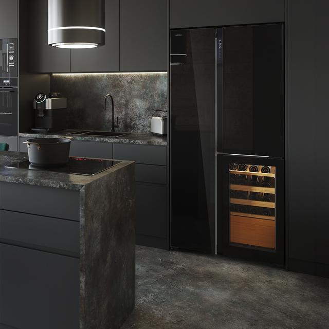 Bolero CoolMarket TDW 548 Black Glass E Frigorífico 3 puertas cristal negro con vinoteca, 183 cm alto, 91,1 cm ancho y 70,6cm profundo, capacidad 548L, compresor Inverter Plus, Total No Frost, clase energética E. Además, cuenta con distintos modos como Fast Cooling y Fast Freezing, así como sistemas como MultiAirFlow, Metal Cooling y modo vacaciones.