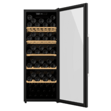 Bolero GrandSommelier 98000 Black Cave à vin noire avec double porte en verre et poignée chromée de 128,5 cm de haut et 48 cm de large, avec une capacité de 98 bouteilles sur 5 clayettes en bois et un système de refroidissement à compresseur très silencieux, 41 dB. Température réglable avec panneau de contrôle tactile et verrouillage automatique.