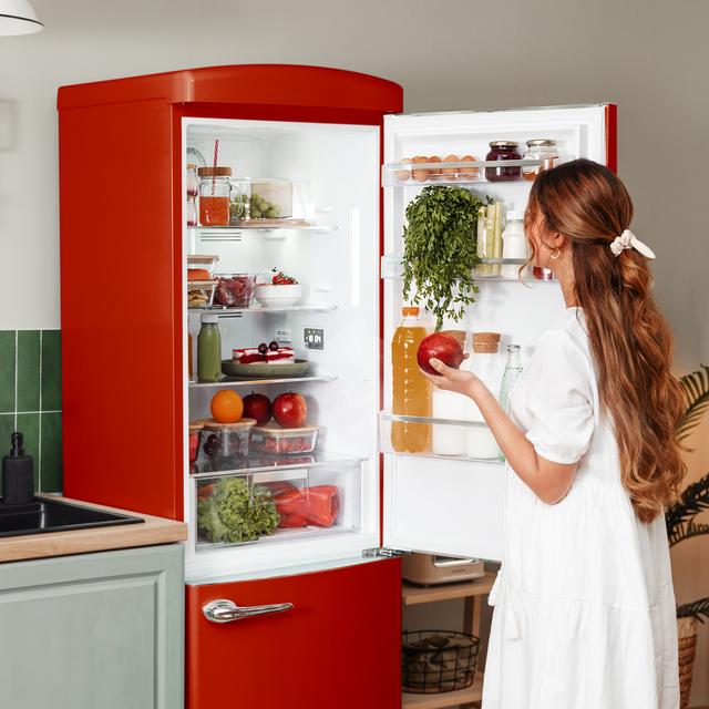 Bolero CoolMarket Combi Origin 294+ Red E Frigorífico retro combi rojo, 190cm de alto y 60 de ancho, capacidad 294L, Total No Frost, clase energética E, Multi Cooling, Ultra Fresh, Convertible Box, Multi Air Flow, Fast Freezing, Modo Eco, Botellero y Alarma en puerta..