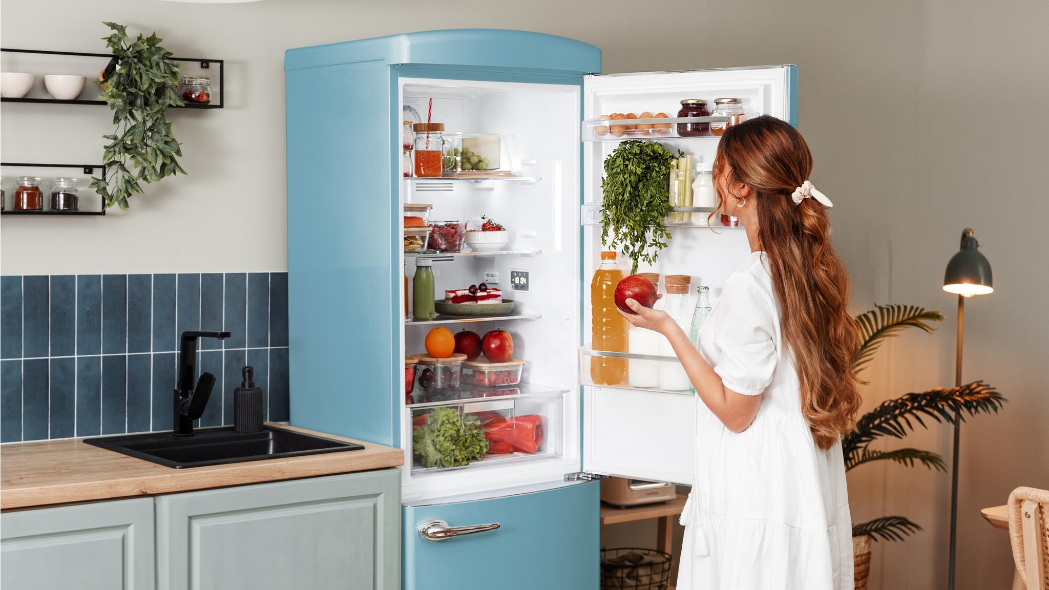 Con su tecnología Fast Freezing podrás enfriar y congelar todos tus alimentos y bebidas en cuestión de segundos, asegurándote una conservación óptima y eficaz.