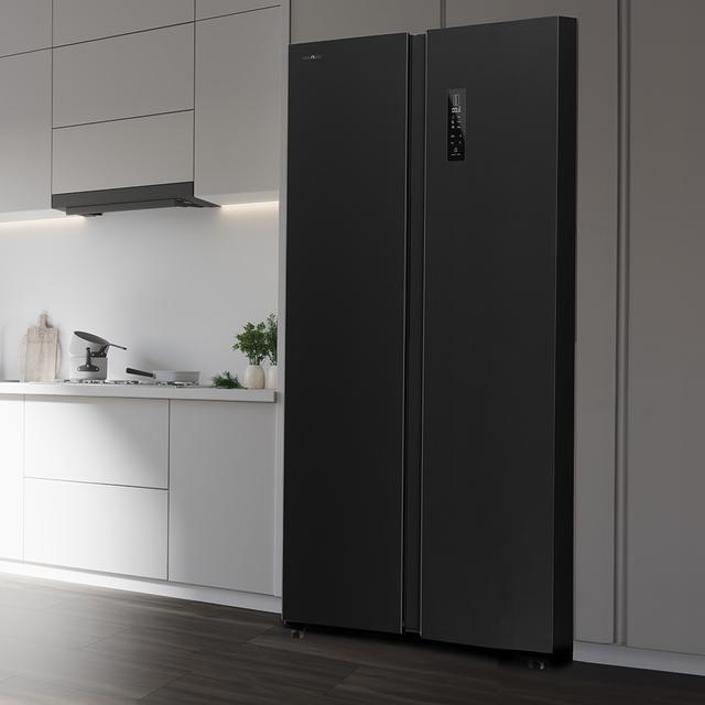 Bolero CoolMarket SBS 562 Dark D Frigorífico Americano Side by Side Inox escuro com 562 l de capacidade, 177 cm de altura e 91,2 cm de largura, com sistema Multi Air Flow, Total No Frost, Compressor Inverter Plus. Além disso, possui o modo Fast Cooling e Fast Freezing.