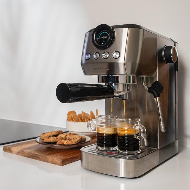 Cafeteira Power Espresso 20 Steel Pro Espresso com 20 barras, termobloco e vaporizador.