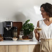 Power Espresso 20 Steel Pro Latte Machine à café semi-automatique avec 20 bars, manomètre, thermoblock et réservoir pour le lait.