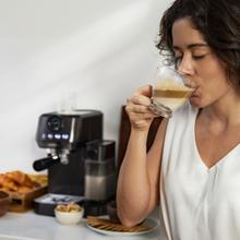 Power Espresso 20 Steel Pro Latte Machine à café semi-automatique avec 20 bars, manomètre, thermoblock et réservoir pour le lait.