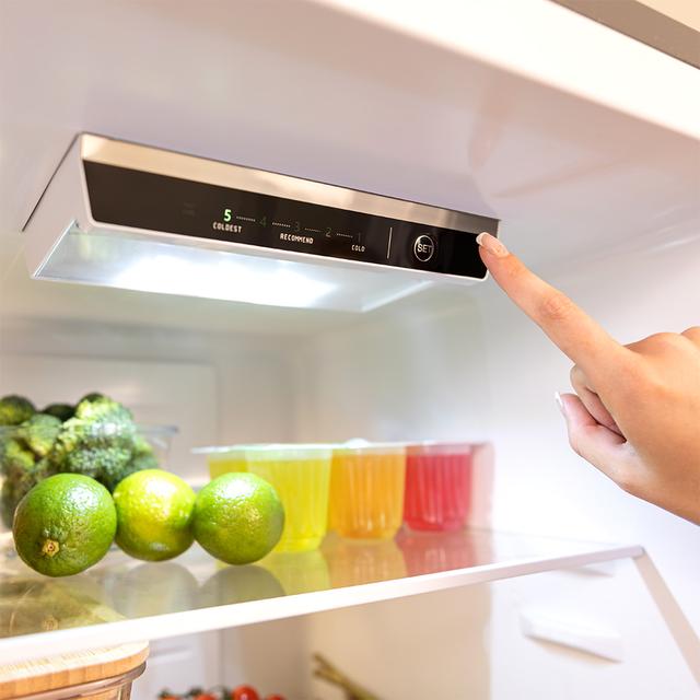 Bolero CoolMarket Combi 250 WD Black Glass D Frigorífico combi cristal negro, 180cm de alto y 55 cm de ancho, con 250 litros de capacidad, compresor Inverter Plus, Total No Frost, dispensador de agua, clase energética D y con sistema Multi Air Flow. Además, cuenta con el modo Fast Cooling y cajón Humidity Box con regulación de humedad así como alarmas de puerta abierta y fallo de funcionamiento.