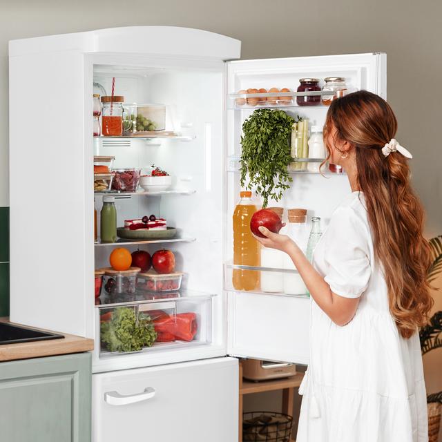 Bolero CoolMarket Combi Origin 231 NF White E Frigorífico combi retro blanco, 176,5cm alto y 54cm ancho, capacidad 231L, Total No Frost y clase E y con sistema Multi Air Flow. Además, cuenta con el modo Fast Cooling.