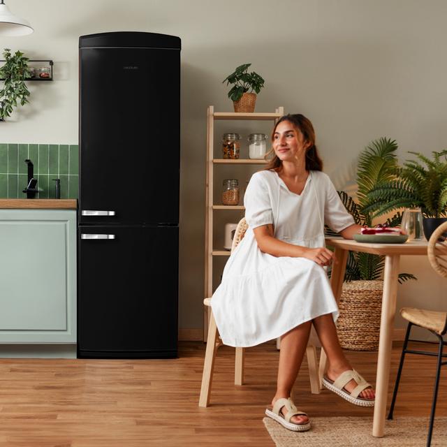 Bolero CoolMarket Combi Origin 231 NF Black E Frigorífico combi retro negro, 176,5cm alto y 54cm ancho, capacidad 231L, Total No Frost y clase E y con sistema Multi Air Flow. Además, cuenta con el modo Fast Cooling.