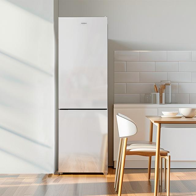 Bolero CoolMarket Combi 250 White Glass E Frigorífico combi cristal blanco, 180cm de alto y 55 cm de ancho, con 250 litros de capacidad, Total No Frost, clase energética E y con sistema Multi Air Flow. Además, cuenta con el modo Fast Cooling y cajón Humidity Box con regulación de humedad así como alarmas de puerta abierta y fallo de funcionamiento.