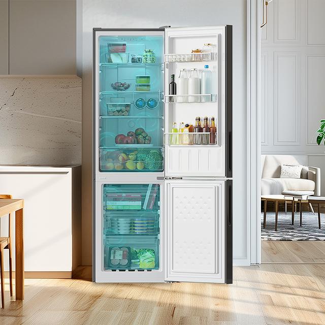 Bolero CoolMarket Combi 250 Grey Glass D Frigorífico combi cristal gris, 180cm de alto y 55 cm de ancho, con 250 litros de capacidad, compresor Inverter Plus, Total No Frost, clase energética D y con sistema Multi Air Flow. Además, cuenta con el modo Fast Cooling y cajón Humidity Box con regulación de humedad así como alarmas de puerta abierta y fallo de funcionamiento.