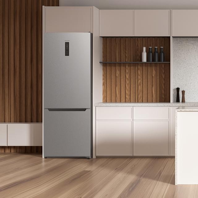 Bolero CoolMarket Combi 356 Inox E Frigorífico combi inox, 200cm alto y 59,5 cm ancho, capacidad 356L, Total No Frost, clase energética E. Además, cuenta con distintos modos como Fast Cooling y Fast Freezing, así como sistemas como MultiAirFlow y modo vacaciones.