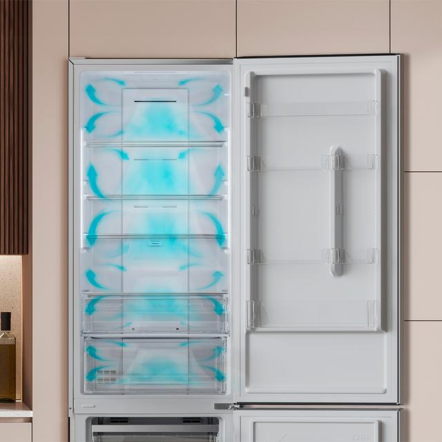 Bolero CoolMarket Combi 356 Inox E Frigorífico Combinado inox, 200 cm de altura e 59,5 cm de largura, 356 L de capacidade, Total No Frost, Classe energética E. Além disso, dispõe de diferentes modos como Fast Cooling e Fast Freezing, bem como de sistemas como MultiAirFlow e modo Férias.