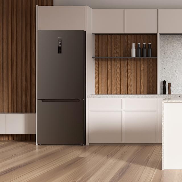 Bolero CoolMarket Combi 356 Dark E Frigorífico Combinado inox escuro, 200 cm de altura e 59,5 cm de largura, 356 L de capacidade, Total No Frost, Classe energética E. Além disso, dispõe de diferentes modos como Fast Cooling e Fast Freezing, bem como de sistemas como MultiAirFlow e modo Férias.