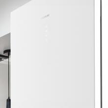 Bolero CoolMarket Combi 356 White Glass E Frigorífico combi cristal blanco, 200cm alto y 59,5 cm ancho, capacidad 356L, Total No Frost, clase energética E. Además, cuenta con distintos modos como Fast Cooling y Fast Freezing, así como sistemas como MultiAirFlow y modo vacaciones.