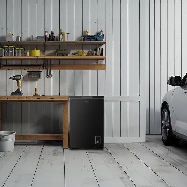 Bolero CoolMarket Chest 99 Black E Congélateur horizontal noir, 83,5 cm de hauteur et 54,5 cm de largeur, d'une capacité de 99 L, convertible en réfrigérateur, classe énergétique E et mode Fast Freezing.