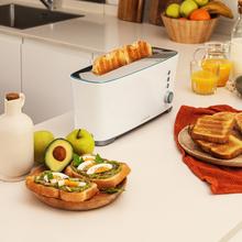 Torradeira de pão Toast&Taste Extra W com capacidade para duas torradas. Inclui porta muffin. 1000 W de potência e 7 posições de tostagem, função descongelar e reaquecer. Sistema extra-lift, bandeja larga para migalhas e orifício para coleta de cabos