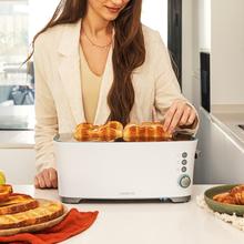Toast&Taste Extra Double W Grille-pain 2L avec deux fentes, 1350 W de puissance et 7 niveaux de grillage ; fonction décongeler et réchauffer. Système d’extra-élévation, ample plateau ramasse-miettes et espace range-câble.